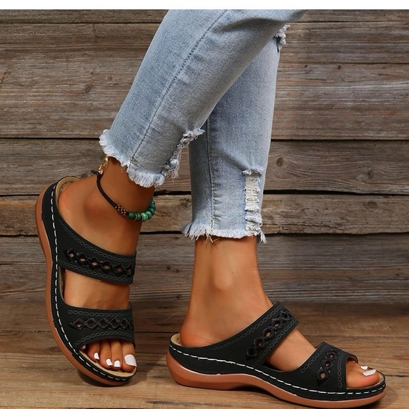 NWT black Flip Flops Women Brown  Diamond-Cutout Sandals Sz 39 = 8 - Picture 1 of 13